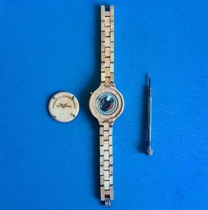 dřevěné hodinky woowa balení wooden watches backside detail open