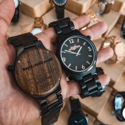 Ukázka gravírování na pánské dřevěné hodinky