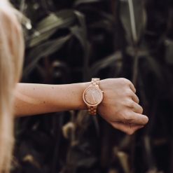 Dámské hodinky Nikki Maple na ruce