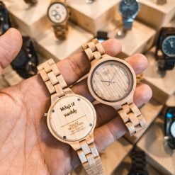 Gravírování na dřevěných dámských hodinkách Nikki Maple