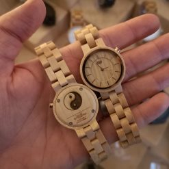 Gravírování na dámské dřevěné hodinky