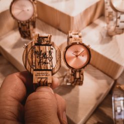 Ukázka gravírování na dámské dřevěné hodinky