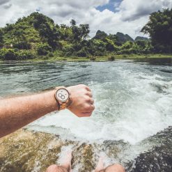 Dřevěné hodinky Fredd Oak na ruce