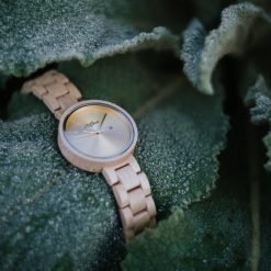 Detail dámských dřevěných hodinek Mirri Maple