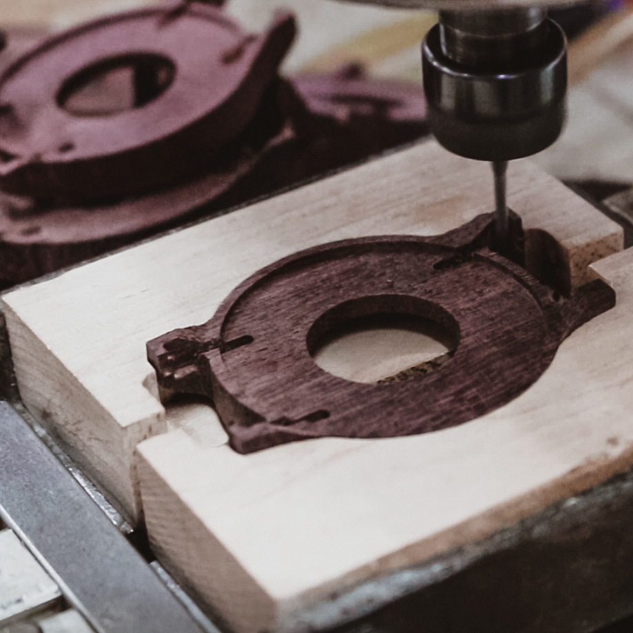 Vyřezávání pouzdra hodinek cnc frézou